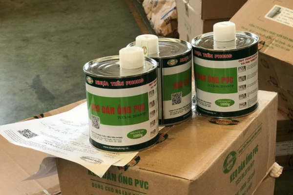 Nối bằng keo chuyên dụng Tiền Phong cho ống PVC 