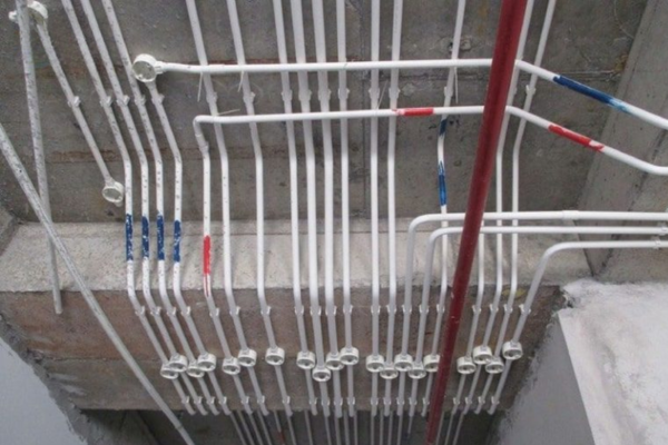 Hệ thống ống nhựa luồn dây điện trong công trình