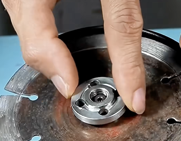 Không nên tháo bỏ nắp bảo vệ máy cắt