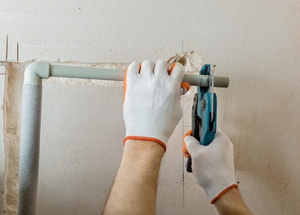 cắt ống nhựa ở trong góc hẹp